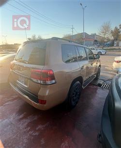 تۆیۆتا لاند کروزەر